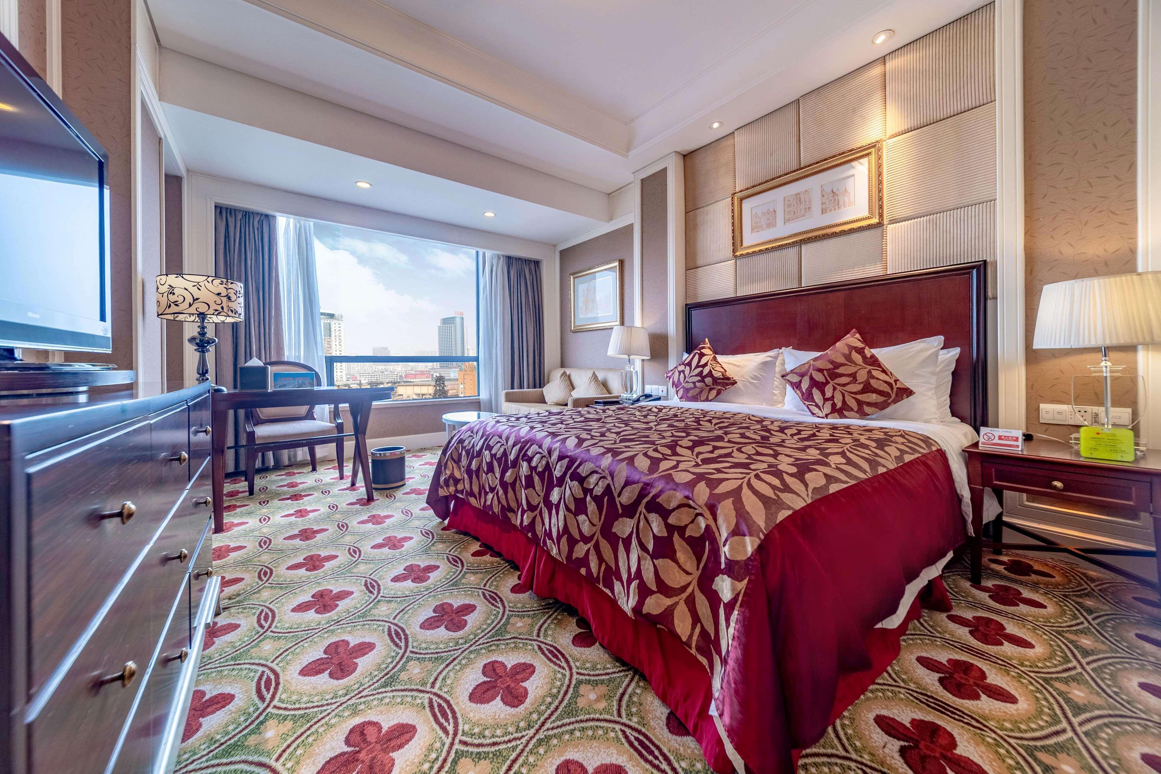 Ramada Yichang Hotel Екстериор снимка
