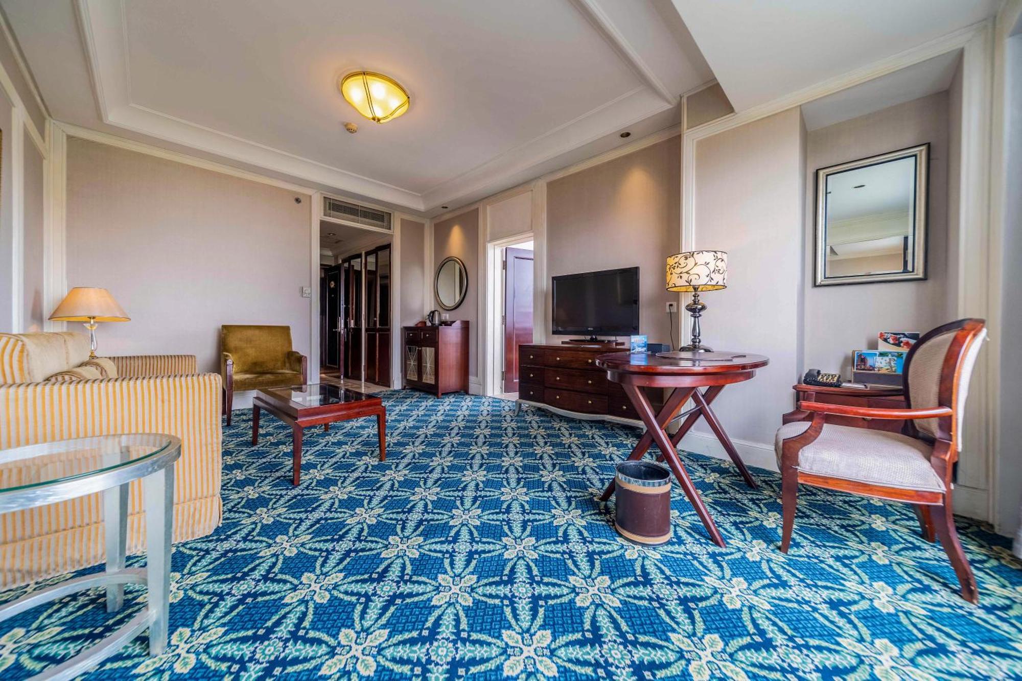 Ramada Yichang Hotel Екстериор снимка