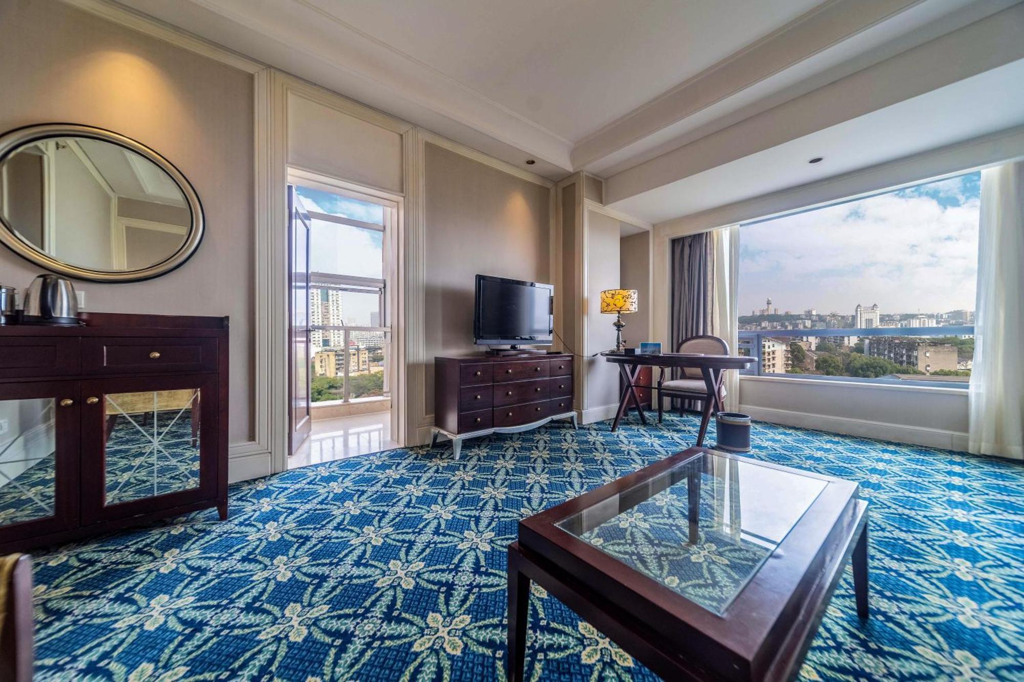 Ramada Yichang Hotel Екстериор снимка